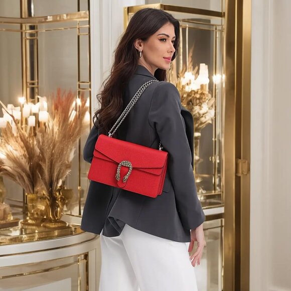 Fashion-Forward Red Leather Bag: Spacious Shoulder Tote for Everyday Use - Picture 7 of 9